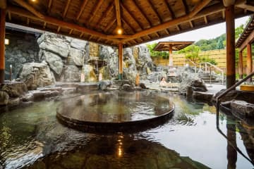 在湯鄉溫泉享受全家人都能享受的復古氛圍，這是一個歷史悠久的療癒和美麗肌膚的水療中心！