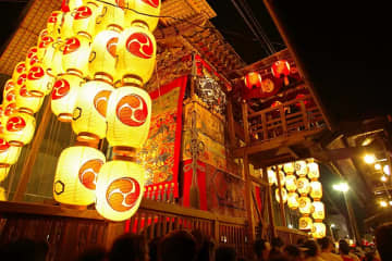 【京都夏日傳統】華麗的祗園祭和河床的美味，享受涼爽的微風