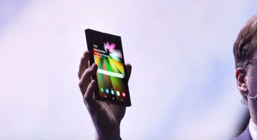 既是手機也是平板，Samsung 的摺疊屏幕裝置首次亮相