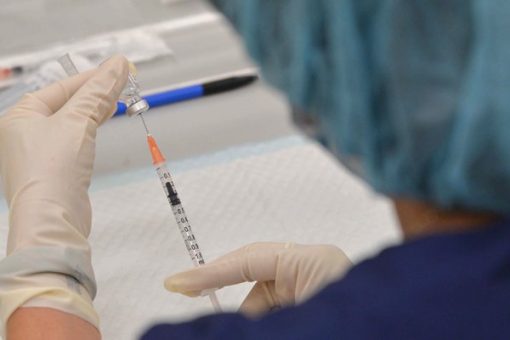 新冠疫苗累計接種逾842萬劑