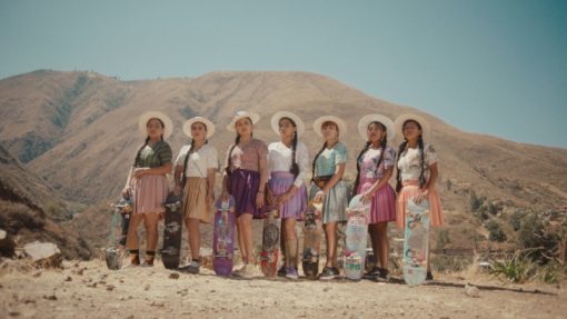 【voices-of-galaxy】玻利維亞女性裙擺搖搖大展身手-以滑板和智慧型手機驅動社會變革