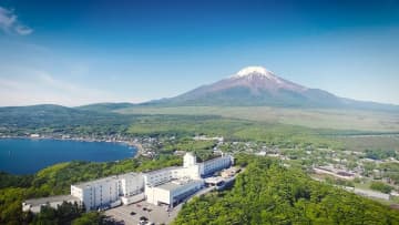 距離東京2小時的輕奢華小旅行！一邊泡湯一邊欣賞富士山與雲海的『富士山酒店』