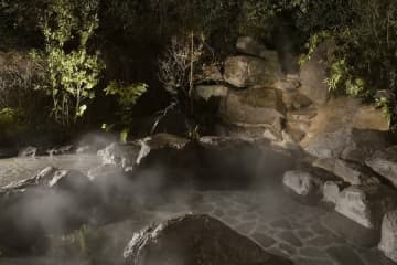 鶴卷溫泉“元湯陣屋”與吉卜力電影有關。在萬坪綠意環繞的空間裡，盡情享受美食溫泉！