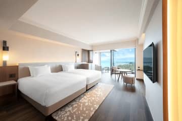 所有房間均設有陽台，可欣賞壯麗的海景！在“沖繩東​​方度假酒店及水療中心”享受豪華住宿